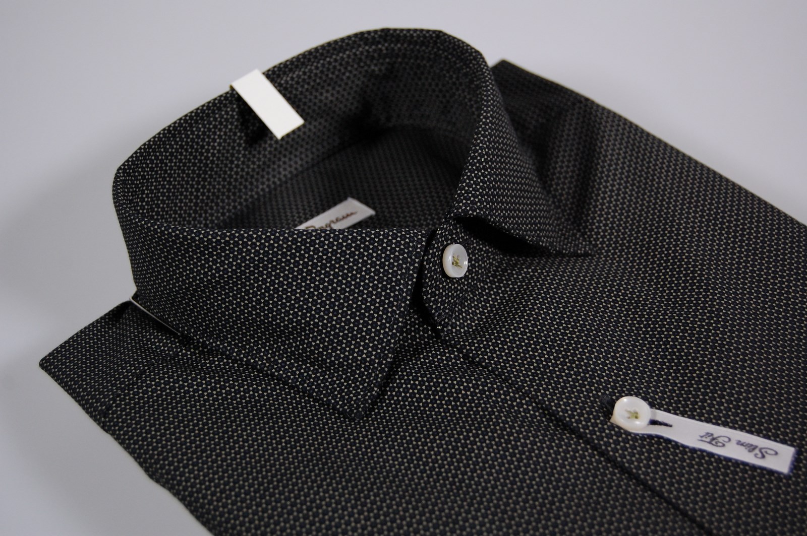 Camicia moda uomo Ingram fondo nero disegno piccolo beige saldi online abbigliamento uomo italiano
