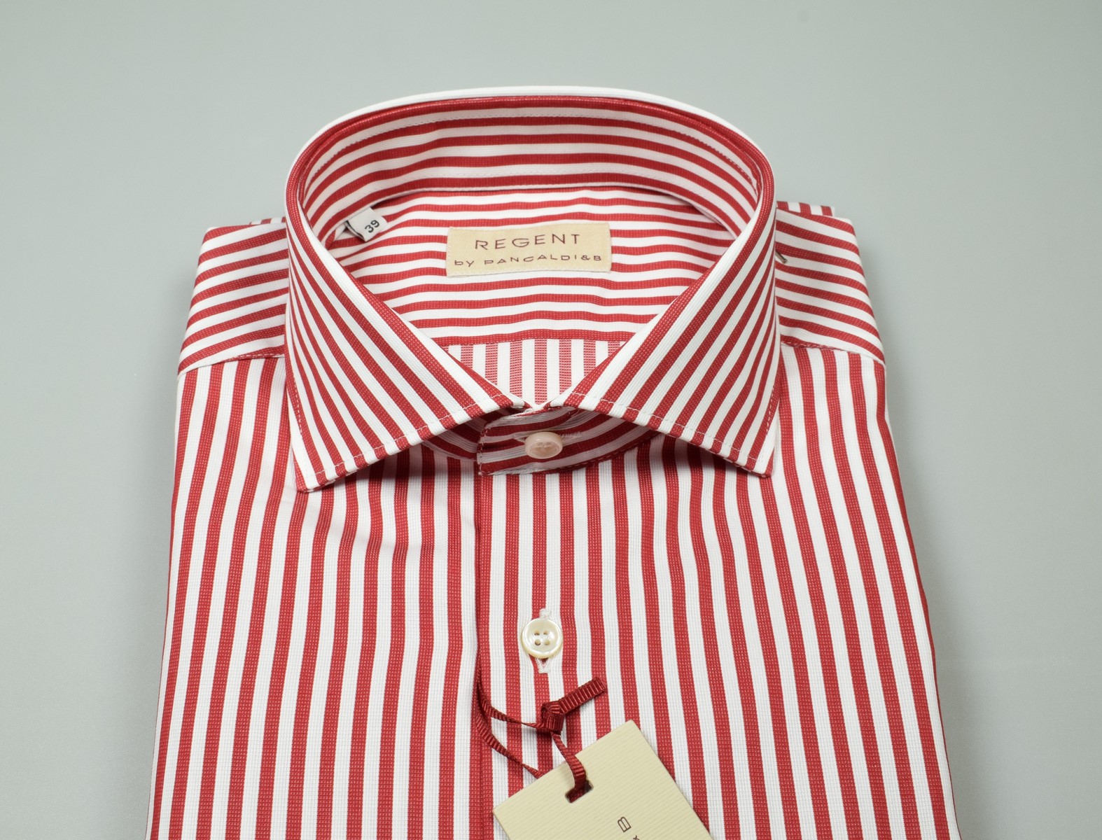 Uomo in camicia girocollo rossa che indossa bandana rossa foto –  Abbigliamento Immagine gratuita su Unsplash